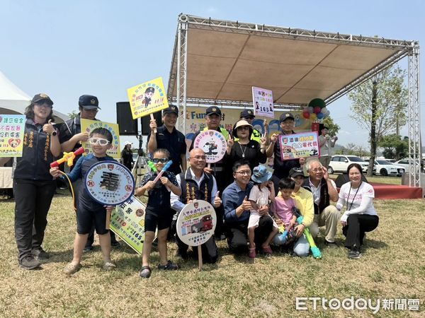 ▲里港警方在高樹夢幻戲水樂園進行打詐交安宣導             。（圖／記者陳崑福翻攝）