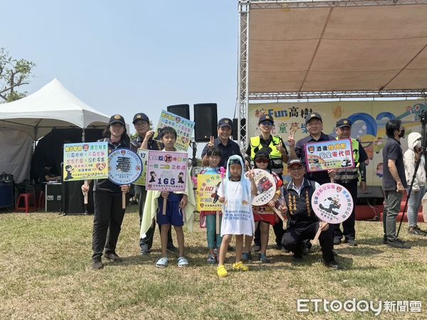 ▲里港警方在高樹夢幻戲水樂園進行打詐交安宣導             。（圖／記者陳崑福翻攝）