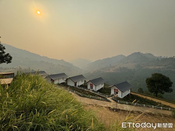 ▲台南市長黃偉哲旋風造訪泰北，除了拜訪清邁、清萊洽談雙邊交流合作，特別遠赴清萊北邊山區的美斯樂，在泰北義民文史館緬懷早年異域孤軍在泰北為國家奮戰因而犧牲生命的義行。（圖／記者林東良翻攝，下同）