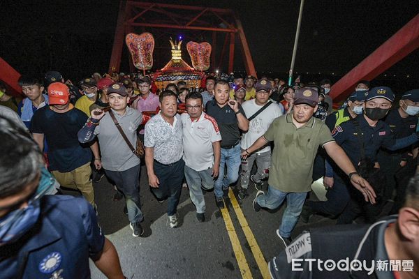 ▲7日晚間大甲媽祖鑾轎抵達西螺大橋北端，在數萬信徒簇擁下於約20時00分進入雲林縣轄。（圖／記者蔡佩旻攝）