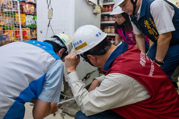 ▲中壢區一民宅地震受災，張善政視察後新發現