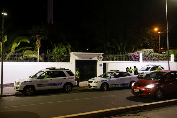 ▲▼厄瓜多警方5日闖入墨西哥大使館逮捕前副總統葛拉斯。（圖／路透）