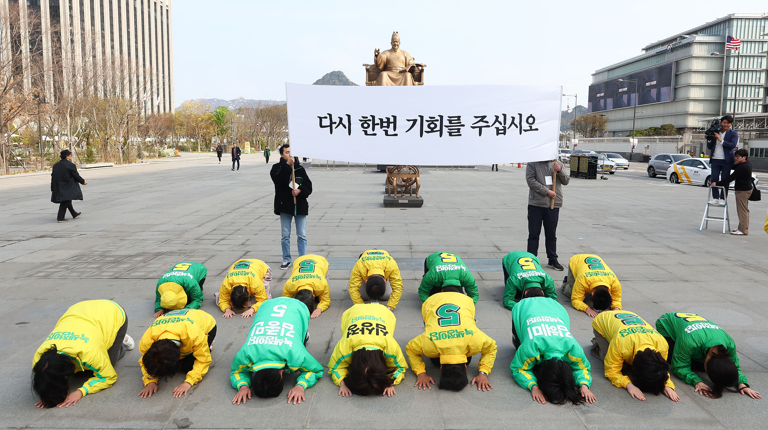 ▲▼南韓綠色正義黨沈相奵率領眾黨員跪在首爾光化門廣場，呼籲選民「再給一次機會」。（圖／VCG）