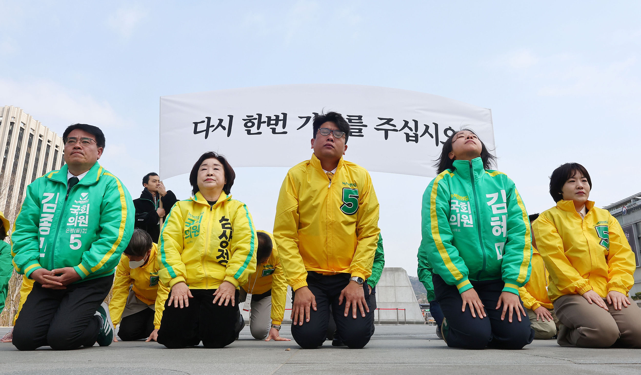 ▲▼南韓綠色正義黨沈相奵率領眾黨員跪在首爾光化門廣場，呼籲選民「再給一次機會」。（圖／VCG）