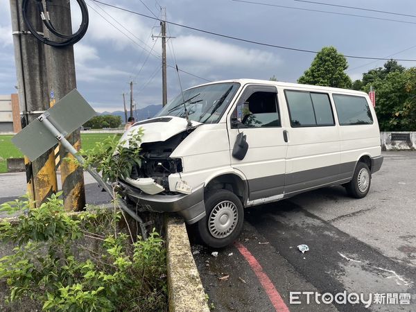 ▲▼宜蘭廂型車載高職生上學車禍。（圖／記者游芳男翻攝）