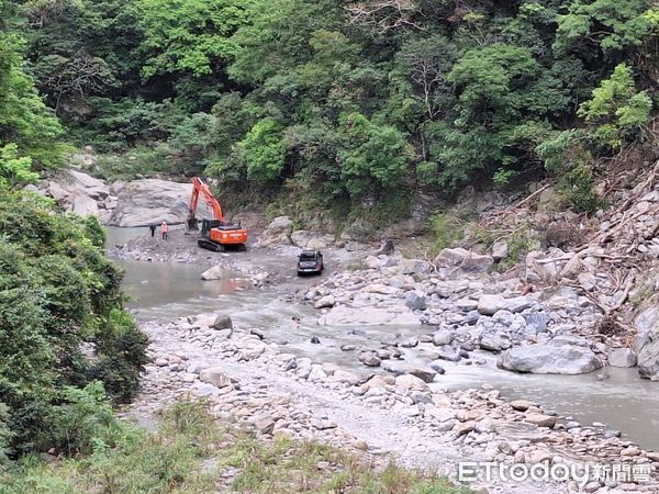 ▲▼怪手進入砂卡噹開挖             。（圖／記者陸運陞翻攝）