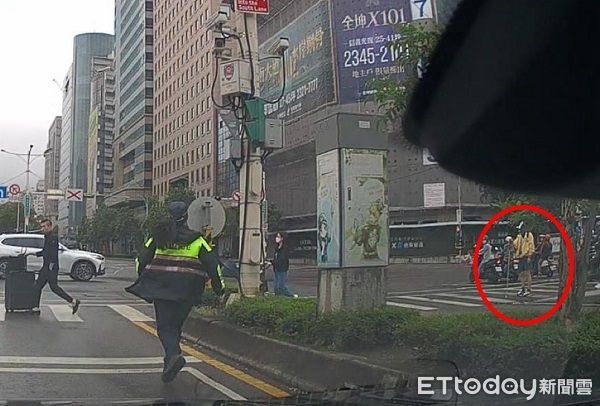 ▲視障男欲過馬路在路口前躊躇不前。（圖／龜山警分局提供）