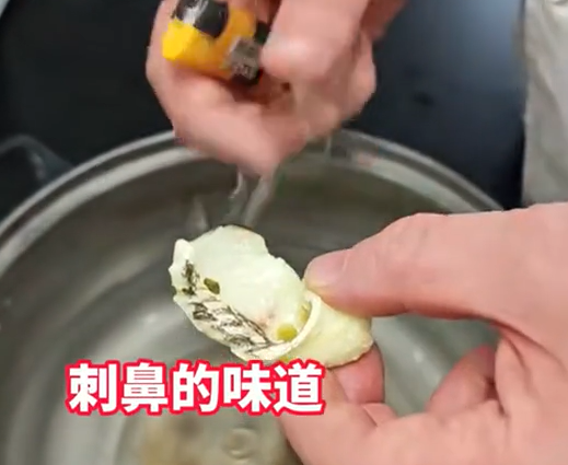 ▲男子點酸菜魚疑似吃到假魚片。（圖／翻攝自微博）