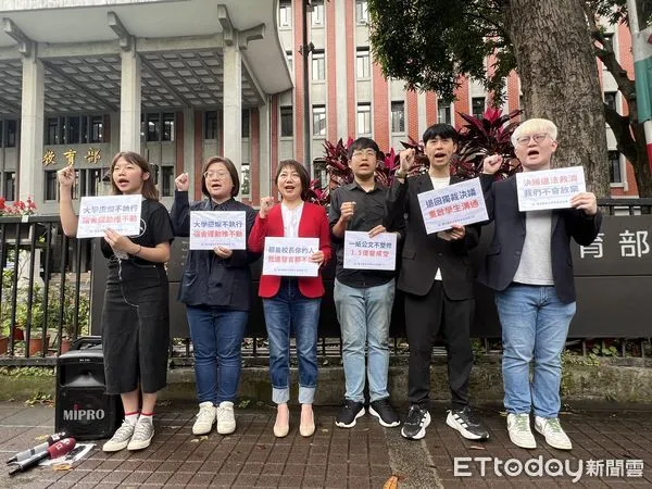 ▲台北大學學生到教育部抗議校方無預警要求搬離宿舍。（圖／記者楊惠琪攝）