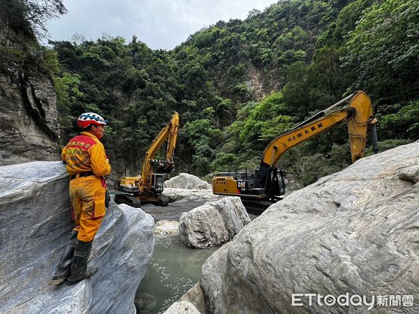 ▲▼怪手在砂卡礑進行開挖作業             。（圖／記者陸運陞翻攝）