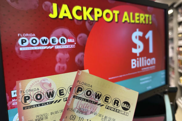 ▲▼美國威力球（Powerball）開出13.26億美元頭獎。（圖／達志影像／美聯社）