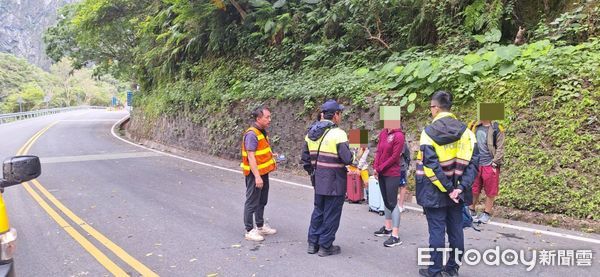 ▲美國遊客因地震受困花蓮，仁愛警方協助脫困、平安返家。（圖／記者高堂堯翻攝，下同）