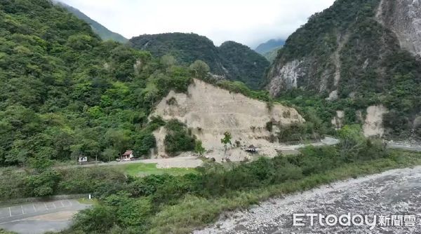 ▲▼花蓮地震，砂卡礑步道大片山崩，3部怪手搶進，填石造陸開挖搜救。（圖／記者陳煥丞攝）