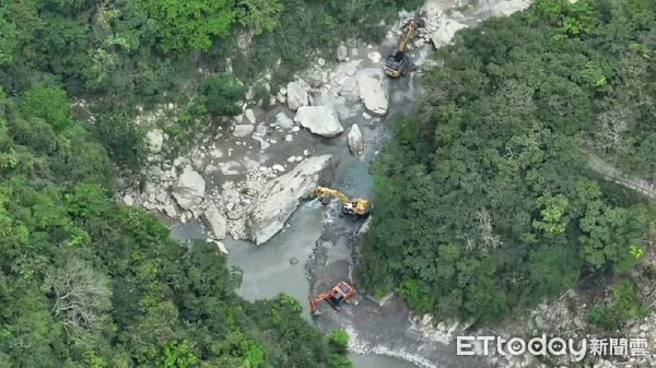 ▲▼花蓮地震，砂卡礑步道大片山崩，3部怪手搶進，填石造陸開挖搜救。（圖／記者陳煥丞攝）