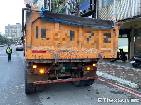 ▲▼板橋聯結車與腳踏車發生碰撞             。（圖／記者陸運陞翻攝）