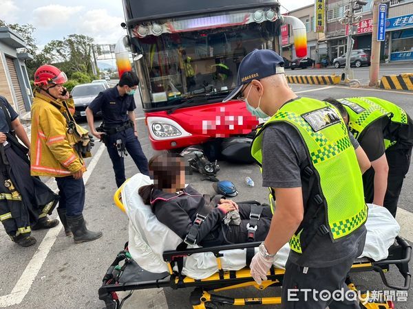 ▲恆春鎮恆公路與省北路叉路口遊覽車與機車車禍            。（圖／記者陳崑福翻攝）