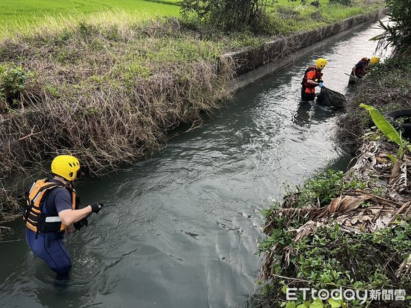 ▲台南六甲區中社里港子頭大圳疑有人落水，南消進行水陸搜尋救溺。（圖／民眾提供，下同）