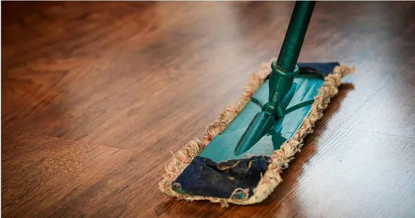 1名女網友抱怨，婆婆說南部人打掃時從來不用拖把，都是雙腳跪在地板上用抹布擦。（示意圖／翻攝自Pexels）