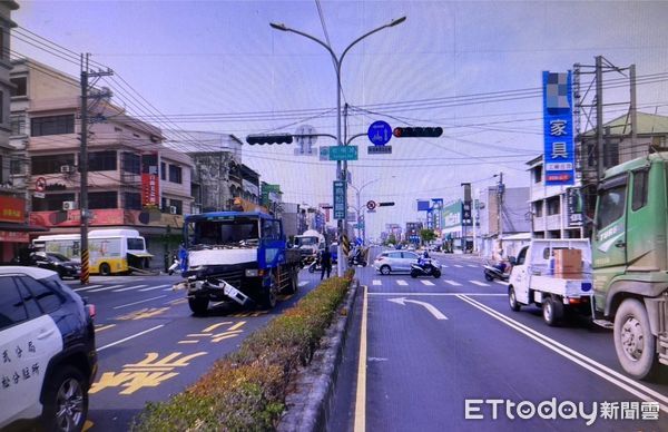 ▲▼高雄客運左轉擦撞對向貨車！碎玻璃噴飛滿地，2乘客受傷送醫。（圖／記者賴文萱翻攝）