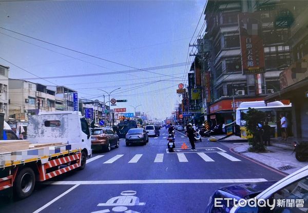 ▲▼高雄客運左轉擦撞對向貨車！碎玻璃噴飛滿地，2乘客受傷送醫。（圖／記者賴文萱翻攝）