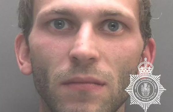 33歲男假裝好人扶酒醉女回家　卻「偷走她家鑰匙」返回住處性侵。（圖／翻攝自North Wales Police）