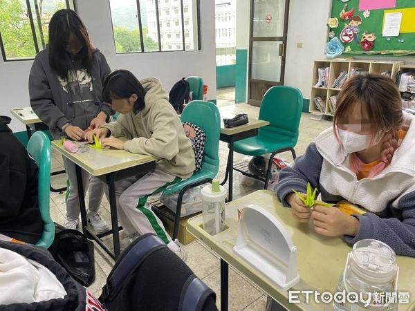 ▲▼黃姓高中生同學摺紙鶴替他祈福             。（圖／記者王兆麟翻攝）