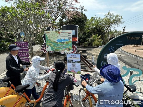 ▲車友掃瞄集章。（圖／參山國家風景區管理處提供，下同）