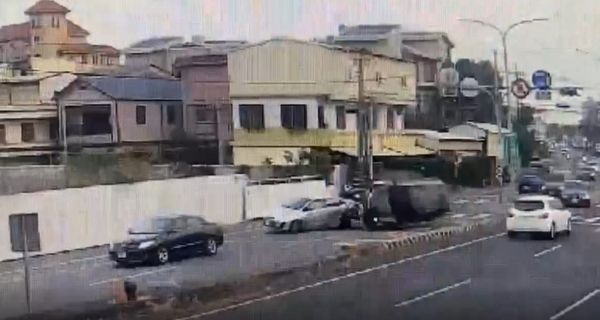 ▲大村鄉發生翻覆車禍意外。（圖／民眾提供）