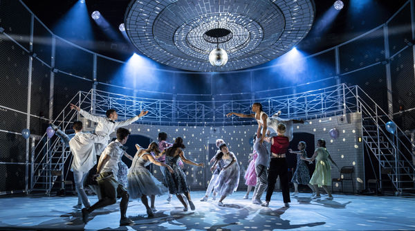 ▲▼當代鬼才編舞家馬修．伯恩，將帶來風靡全球的現象級舞劇《羅密歐與茱麗葉》現代版，今年8月首度登台。（圖／聯合數位文創提供）