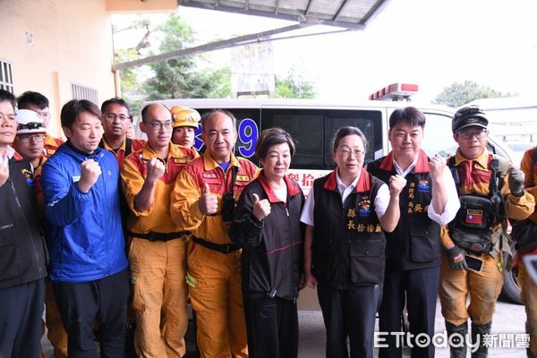 ▲▼台積電慈善基金會董事長張淑芬（右四）由花蓮縣長徐榛蔚（右三）陪同前往秀林鄉勘災。（圖／花蓮縣政府提供，下同）