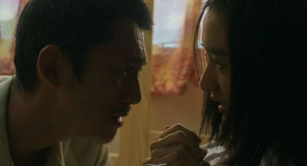 ▲謝咏欣（左）在片中與吳慷仁上演父女肢體衝突戲。（圖／甲上娛樂提供）