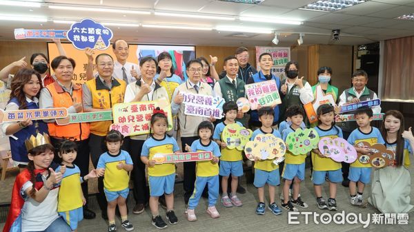 ▲台南市為扎根幼兒營養與健康飲食教育，9日由黃偉哲市長偕同教育局長鄭新輝，發表台南市「幼兒飲食營養教育大補帖」方案。（圖／記者林東良翻攝，下同）