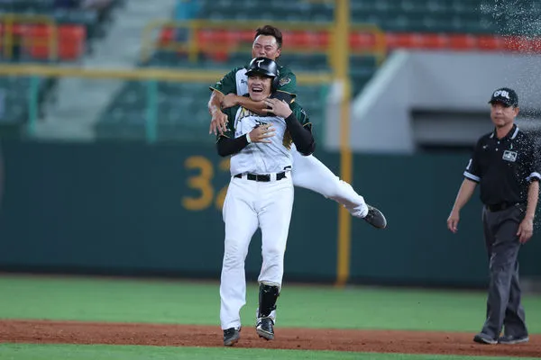 ▲張肇元打出台鋼雄鷹隊史首支再見安打           。（圖／台鋼雄鷹提供）