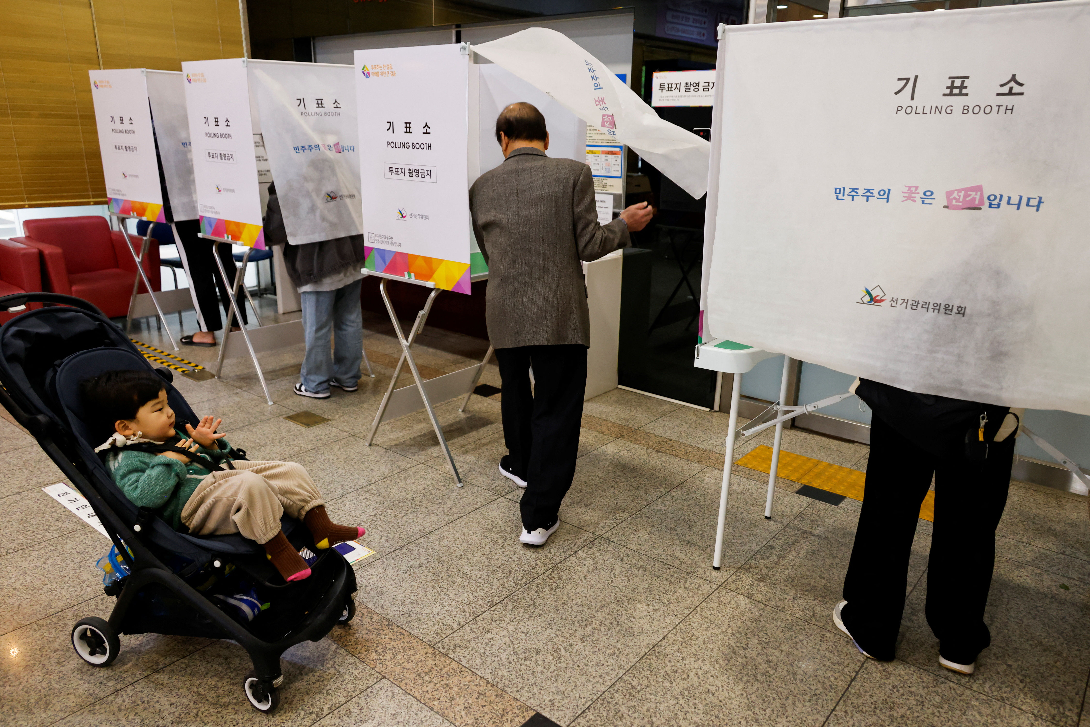 ▲▼南韓10日進行總選，選出300席的國會議員。（圖／路透）