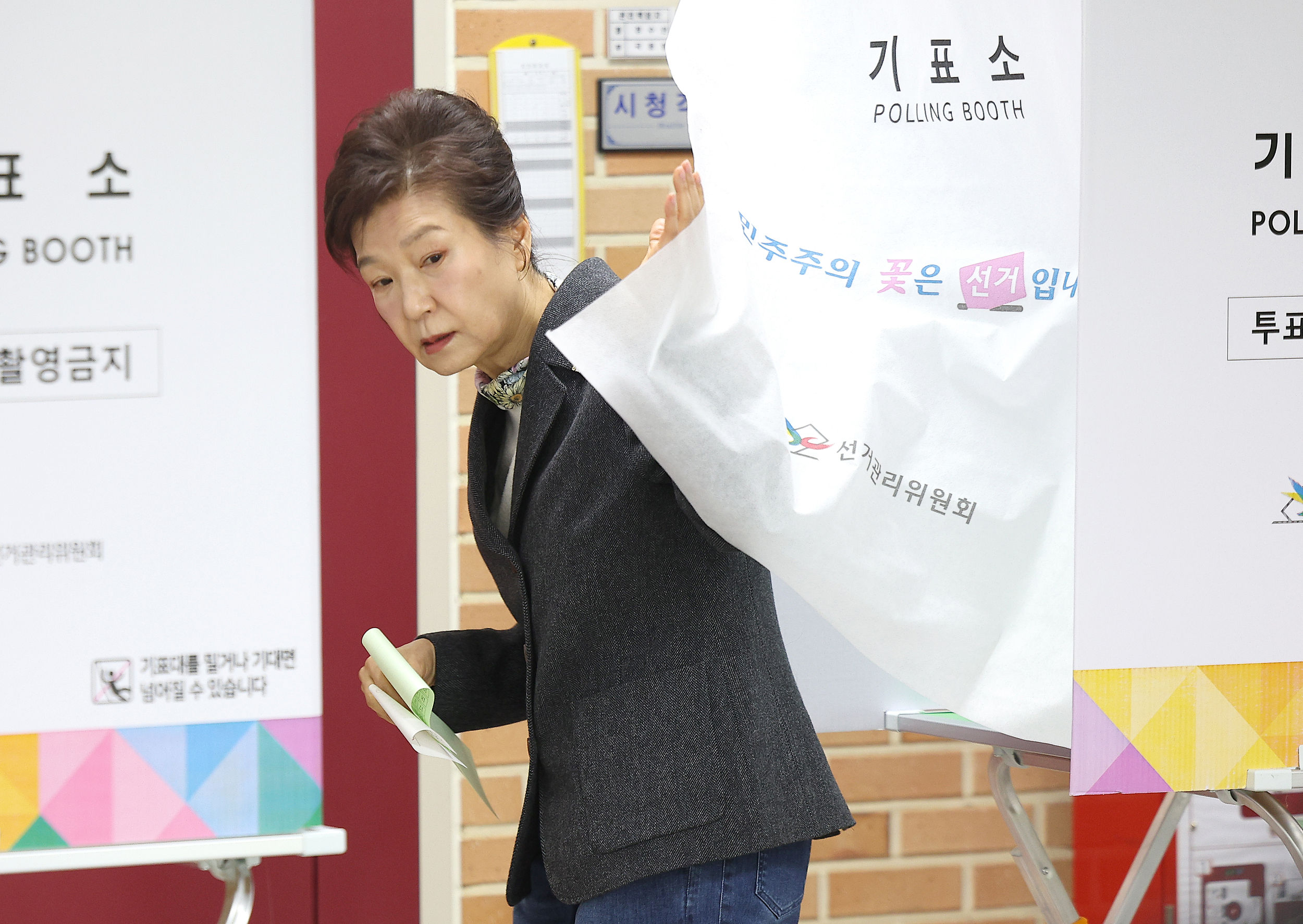 ▲▼南韓前總統朴槿惠10日前往住處附近投票所進行總選投票。（圖／VCG）