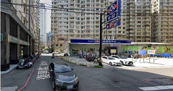 網友近日駕車經過台中中山醫院附近全聯停車場，見到一名媽媽騎機車跑給小孩追，讓他十分擔心。（圖／翻攝Google Map）