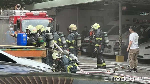 ▲▼北市聯醫陽明院區10日上午10點23分發生火災。（圖／民眾提供）