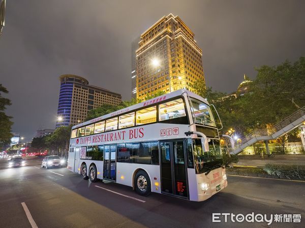 ▲台北市全新銀色雙層餐車今天上路。（圖／台北市政府提供）