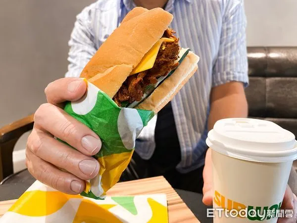 ▲▼ SUBWAY推新品「BBQ醬燒手撕豬潛艇堡」。（圖／業者提供）