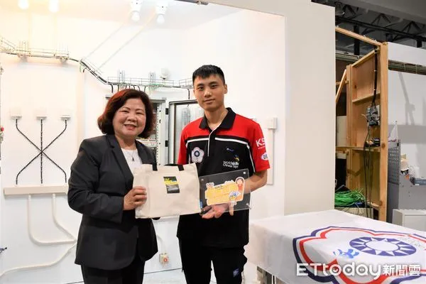 ▲勞動部長許銘春9日特地南下為國手們加油打氣，一一致贈會旗及小禮物，希望藉此傳遞能量，激勵國手們能挺進國際，再現台灣之光。（圖／記者林東良翻攝，下同）