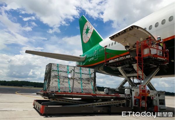 ▲▼長榮航空及長榮航勤空地勤獲國際航空運輸協會醫藥冷鏈運輸國際認證。（圖／長榮航空）