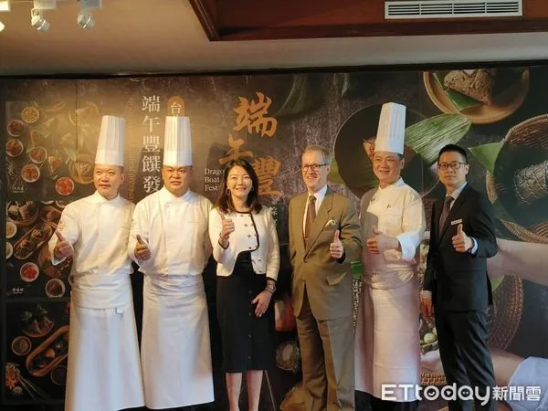 ▲台北福華總經理率主廚介紹今年粽子的特色。（圖／記者張佩芬攝）