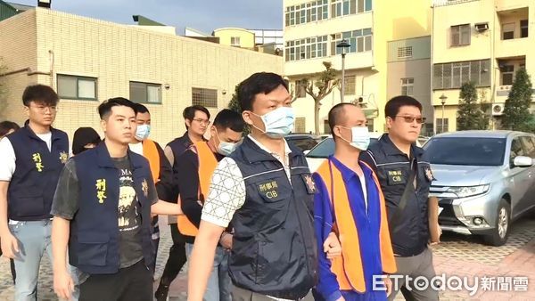 ▲警逮彰化毒梟蔡姓主嫌及手下白嫌，陳男共3人到案，起獲155公斤K他命及4把手槍。（圖／記者張君豪翻攝）