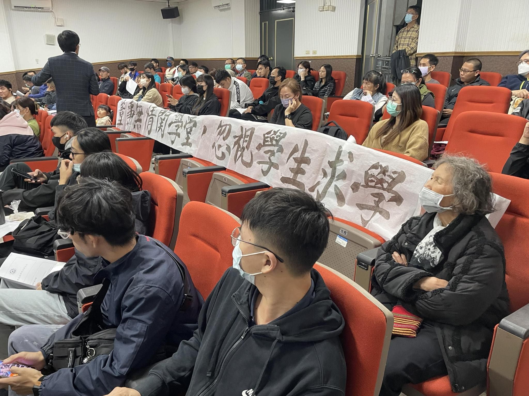 ▲▼▲大漢技術學院師生反對董事會停招停辦，昨晚說明會還拉白布條抗議。（圖／高教工會提供）