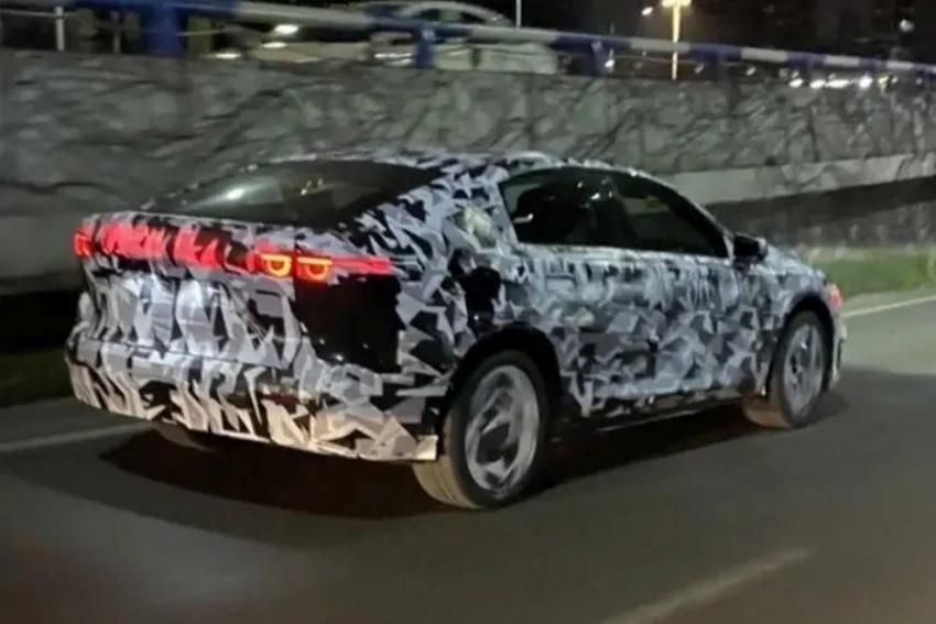 ▲疑似新Mazda 6測試車首次曝光，預計4月北京車展發表。（圖／翻攝自《玩車教授》）