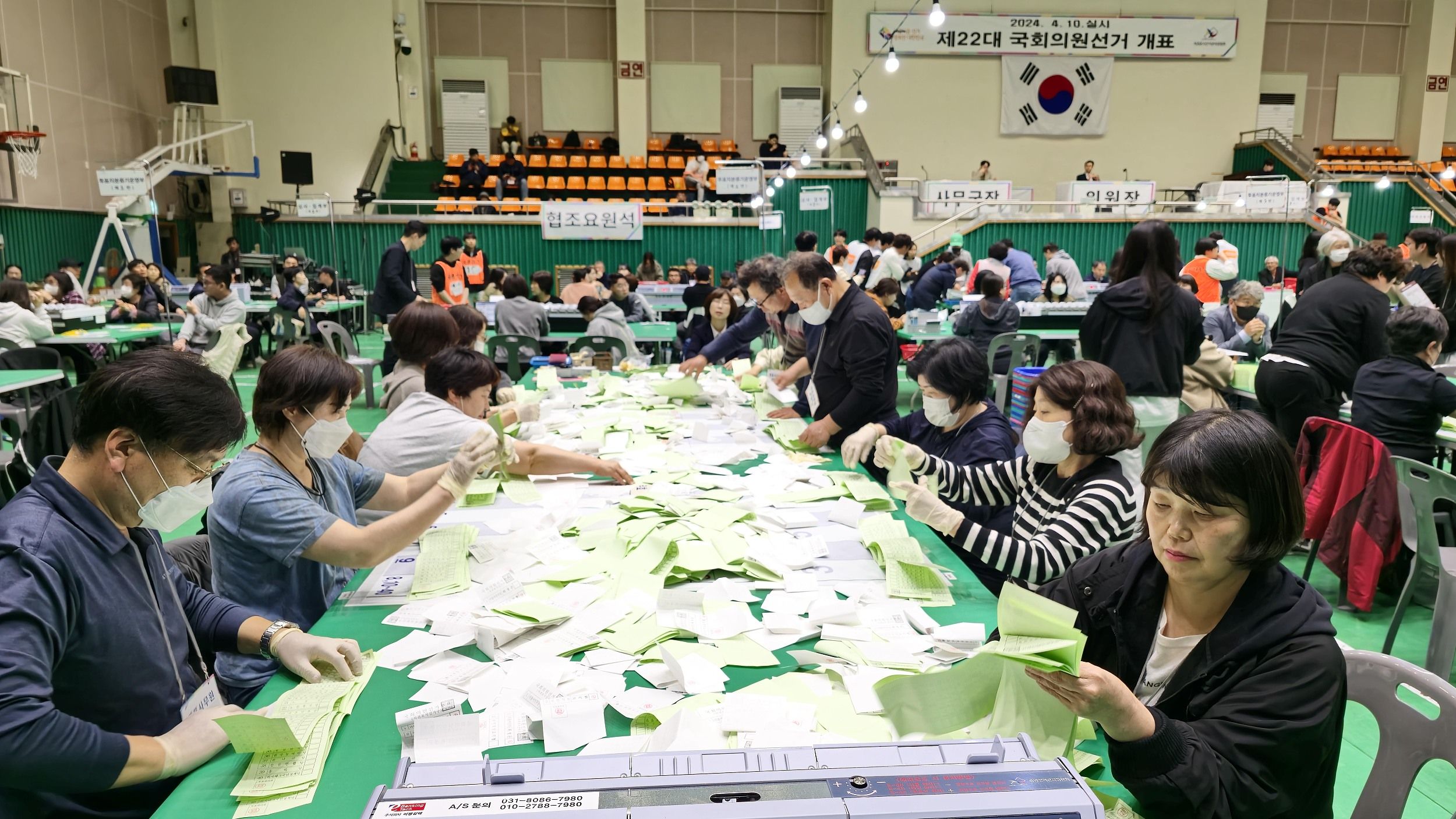 ▲▼南韓總選開票已於11日清晨告一段落，圖為濟州島西歸浦市開票現場。（圖／VCG）