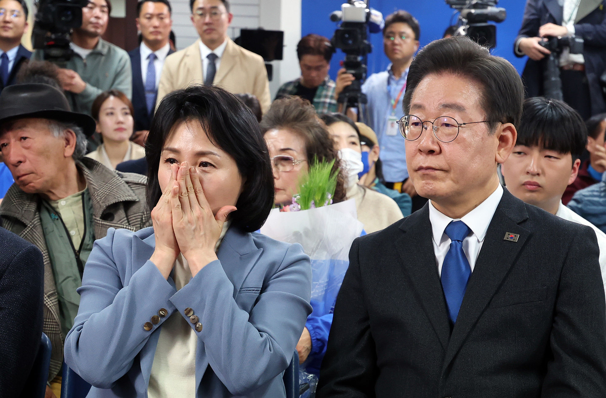 ▲▼南韓共同民主黨黨代表李在明、夫人金惠慶觀看開票直播。（圖／VCG）