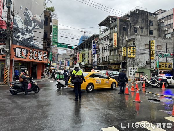 ▲▼新北市板橋區南雅夜市前地面破裂，導致下水竄流。（圖／記者陸運陞翻攝）