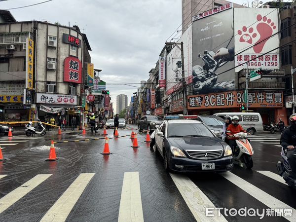 ▲▼新北市板橋區南雅夜市前地面破裂，導致下水竄流。（圖／記者陸運陞翻攝）