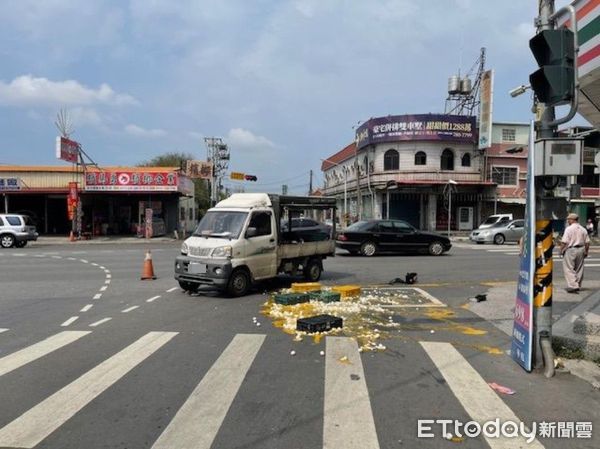 ▲新埤鄉台一、中正路口交通事故，雞蛋破裂一地             。（圖／記者陳崑福翻攝）